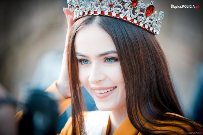 Miss Polski 2020 kusiła policjantów i rozdawała całusy! Piękna Anna-Maria Jaromin była bardzo przekonująca