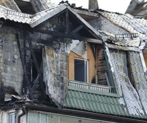 Blok przy ul. Powstańców w Ząbkach po pożarze
