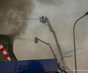 Pożar akumulatorowni na poddaszu zakładu przetwórstwa drobiu w Kawle