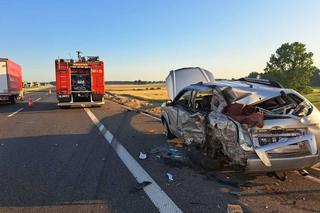 Groźny wypadek na S8. Ciężarówka najechała na samochód osobowy i wypadła z drogi