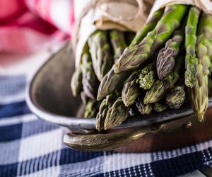 Jak gotować szparagi? Gotowanie szparagów zielonych i białych w wodzie i na parze