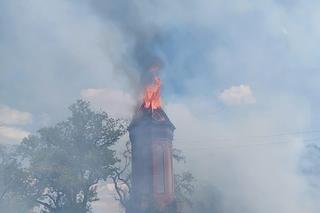 Pożar zabytkowej wieży ciśnień w Rucianem-Nidzie. Nad miastem unosiły się ogromne kłęby dymu [ZDJĘCIA]