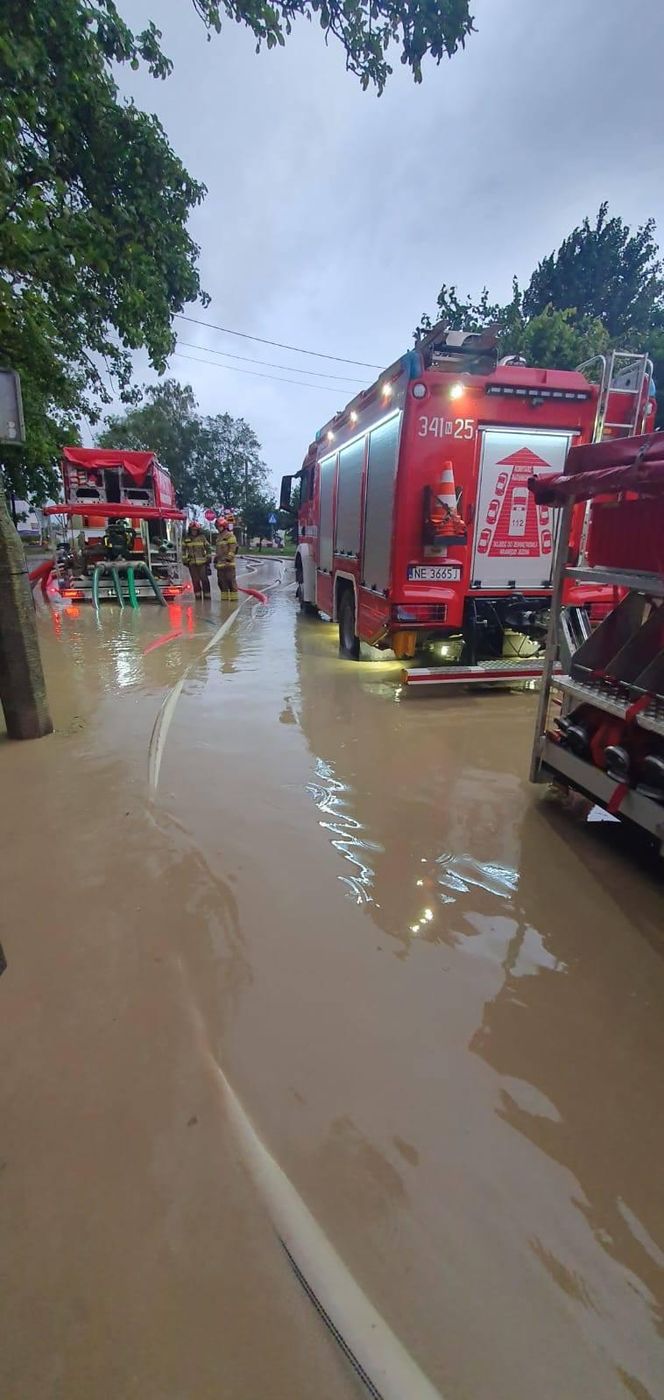 Zalane ulice, woda w budynkach. Dramatyczna sytuacja w Suchaczu i Tolkmicku