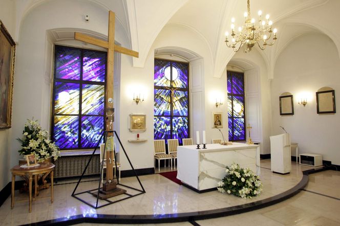 15. rocznica katastrofy smoleńskiej. Burzliwa historia krzyża sprzed Pałacu Prezydenckiego