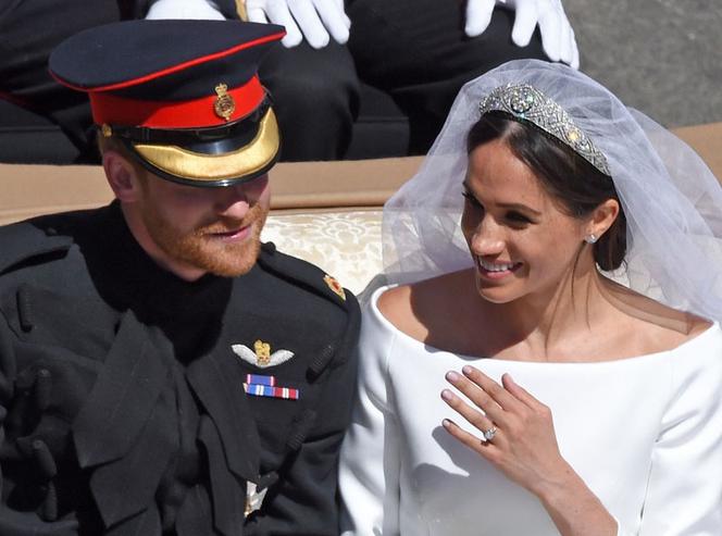 KSIĄŻĘ HARRY I MEGHAN MARKLE W KARECIE - TŁUMY.