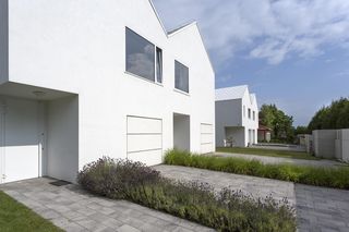 Domy stanowią spójną całość – porządkuje je wszechobecna biel i równy rytm dachów. Dzięki rezygnacji z płotów mieszkańcy mogą cieszyć się wspólnym dużym ogrodem