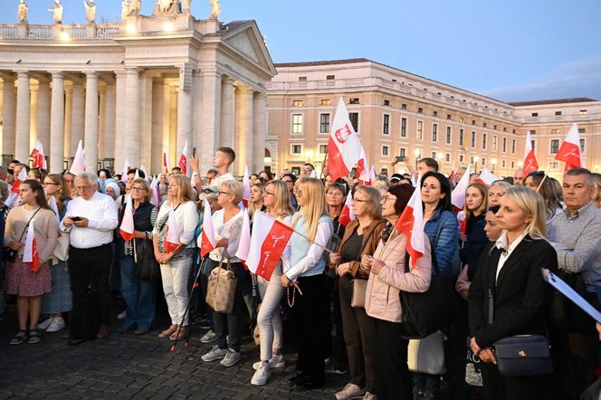 Zło dobrem zwyciężaj. Setki osób czuwały w Watykanie w rocznicę wyboru Jana Pawła II