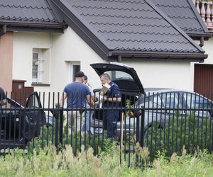 Zbrodnia pod Grójcem. Ksiądz przyznał się do zabójstwa. Policja przeszukała plebanię [ZDJĘCIA]. Kontener: Warszawa
