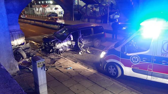 Policyjny pościg na Wisłostradzie. 41-latek rozwalił auto o filar mostu. Był pijany i pod wpływem narkotyków