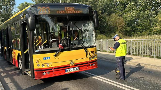 Czołowe zderzenie autobusu miejskiego z rowerzystą w Warszawie. Niedawno zginęły tam trzy osoby