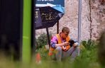 Tak wyglądają roboty drogowe w Ostródzie. Telefon zamiast łopaty. Ekipa rodem z memów