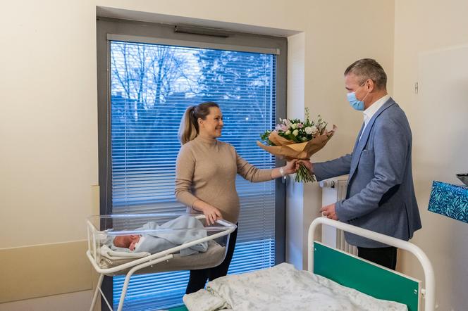 Włodarze Poznania odwiedzili pierwszego noworodka urodzonego w 2023 roku