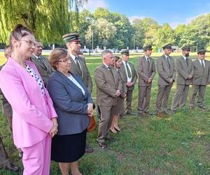 Trzy młode buki purpurowe na Skwerze Leśników Polskich wspólnie zasadzili pracownicy Nadleśnictwa Siedlce i Lasów Państwowych, władze miasta Siedlce i radni.