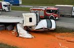 Samochód ciężarowy uderzył w busa na A1