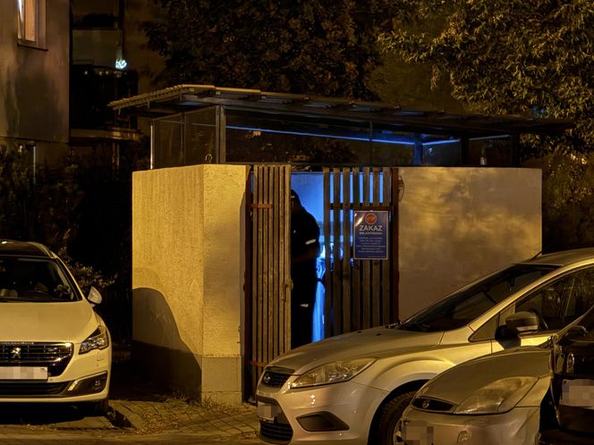 Atak ostrym narzędziem na Białołęce. Pod drzwiami pełno śladów krwi