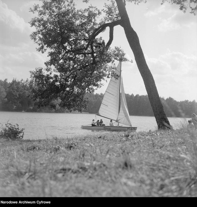 Jak dawniej wyglądało plażowanie? Te zdjęcia to prawdziwe perełki! [GALERIA]