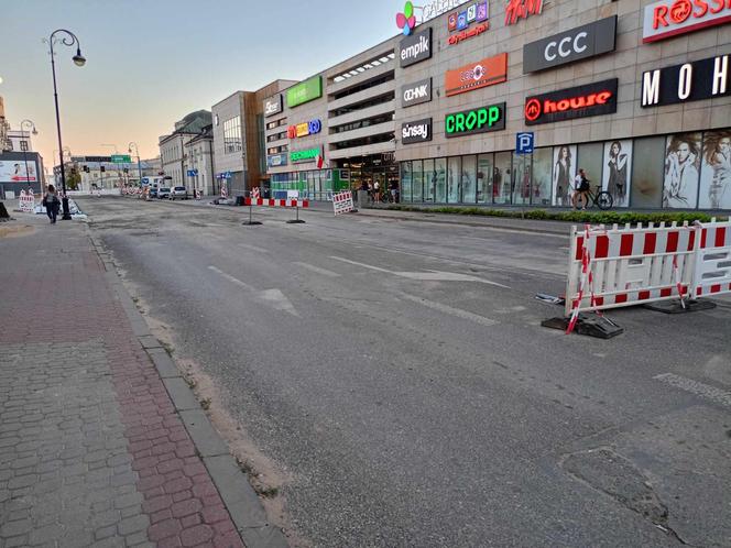 Na ul. Armii Krajowej powstaje już nowa nawierzchnia. Jej skrzyżowanie z ulicami Wojskową i Piłsudskiego zostanie zamknięte na kilka dni.