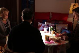 M jak miłość, odcinek 1508. Kisielowa (Małgorzata Różniatowska), Robert Żak (Krzysztof Tyniec), Leon (Dariusz Toczek)