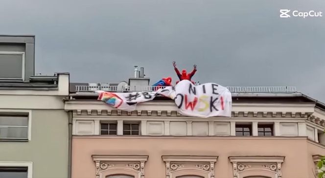 Szok w Gliwicach. Dwóch Spider-Manów rozwiesiło na dachu baner "Byle nie Trzaskowski"