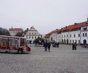 Mglisty Kazimierz Dolny w obiektywie. Miasteczko nad Wisłą przyciąga turystów nawet późną jesienią