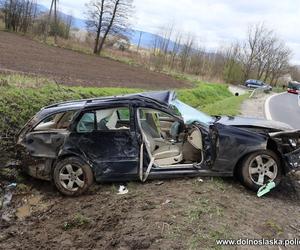 17-latek był zakleszczony w mercedesie. Liczyła się każda sekunda