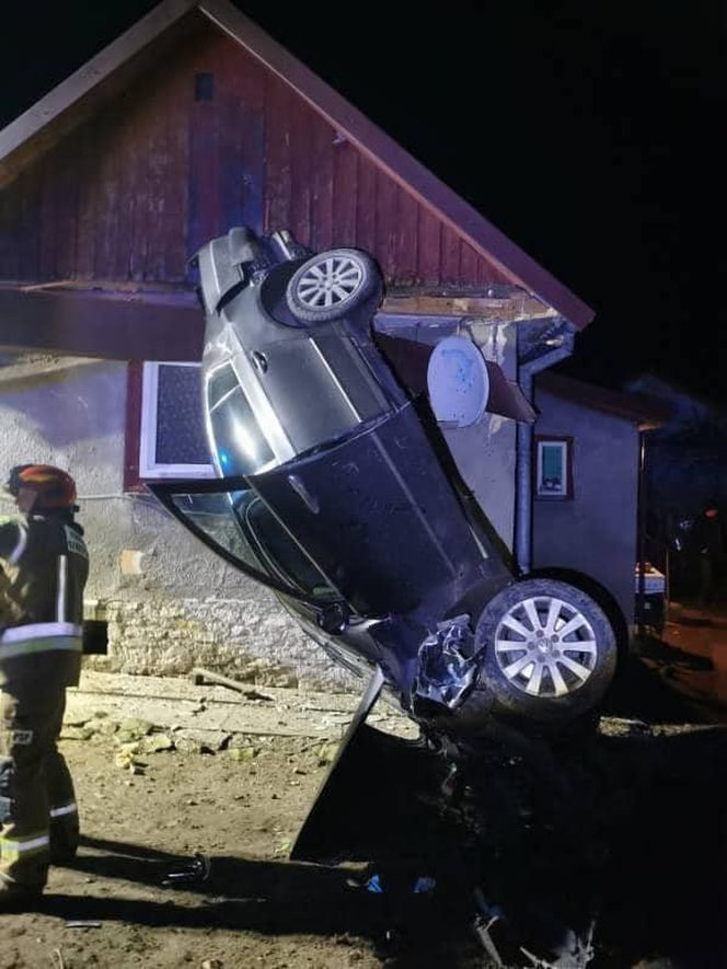 Lubelskie. Leżał w domu na sofie, gdy w ścianę wjechało auto. Kierowca był pijany 