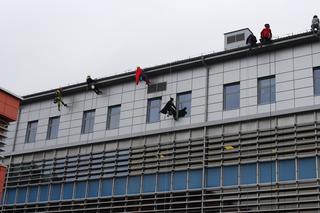 Alpiniści dla WOŚP w Krakowie. Superbohaterowie pojawili się w oknach małych pacjentów