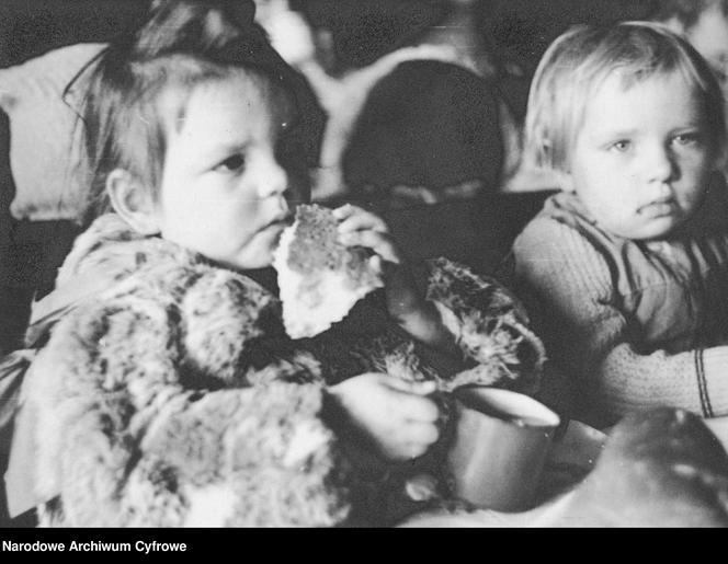 Maluchy podczas posiłku (1948 r.)