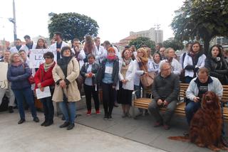 Białe kitle wypełniły Katowicki Rynek. Studenci ŚUM-u wsparli protest rezydentów [ZDJĘCIA, AUDIO]