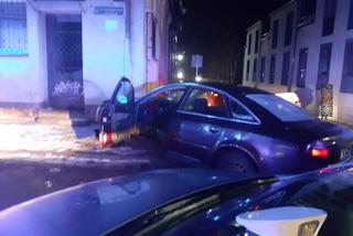 Łódzkie. Pijany kierowca uderzył w kamienicę i ZAATAKOWAŁ POLICJANTÓW!