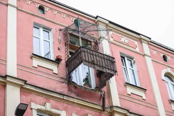 Pani Sylwia zginęła, a jej mąż walczy o życie. Zarwał się pod nimi balkon. Sprawą zajmie się prokuratura.