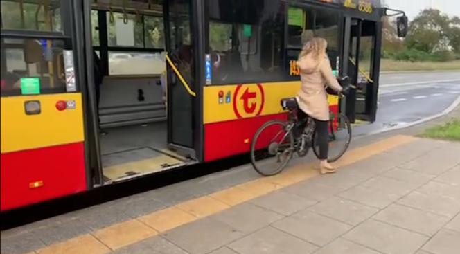  Awantura o przewóz roweru w autobusie w Warszawie. Kierowca nie wpuścił rowerzystki w ulewę. „Jest pani młoda, ma pani siłę, żeby jechać na rowerze”