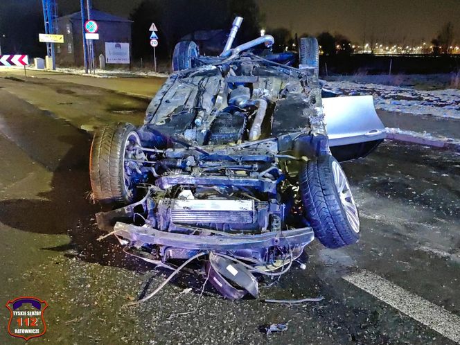 Tychy: Kompletnie pijany kierowca BMW skosił znaki drogowe i latarnię, a potem dachował