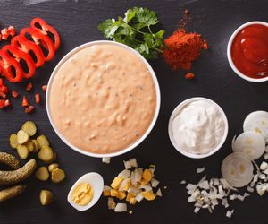 Domowy sos 1000 wysp: pyszny dressing, który pasuje do wszystkiego