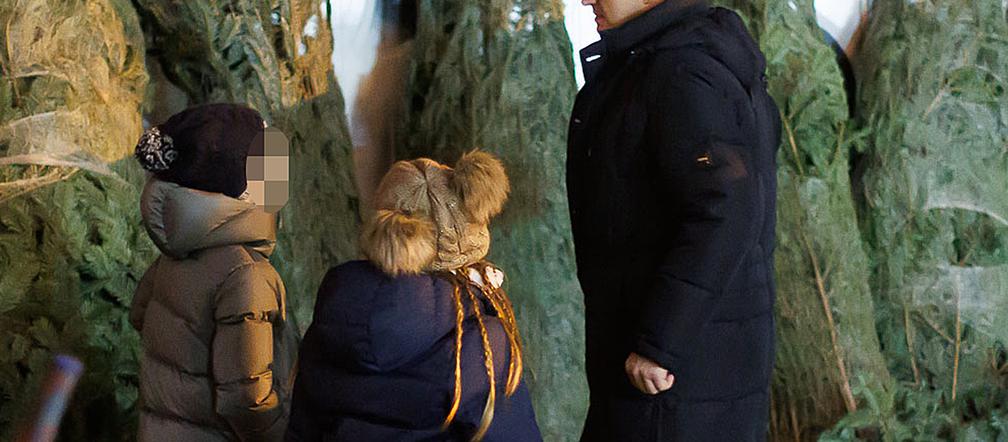 Premier Mateusz Morawiecki kupuje choinkę na święta.