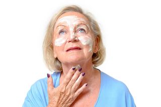 Rozgnieć, dodaj miód i nałóż na szyję oraz dekolt, a odmłodzisz skórę o 15 lat. Domowa papka nawilży i ujędrni delikatną skórę. Maseczka na szyję