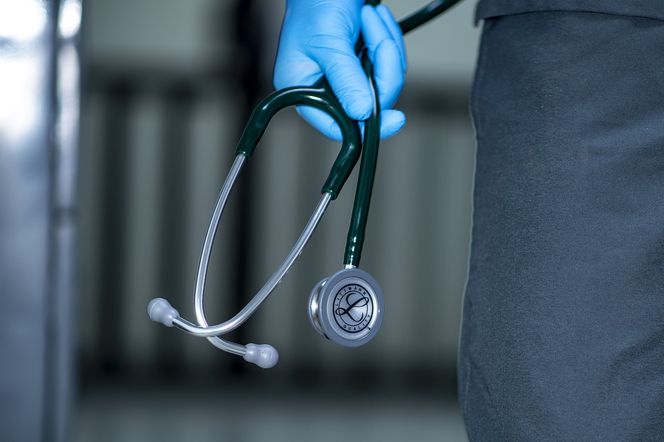 Większa ochrona personelu medycznego. Ministerstwo Zdrowia wprowadza zmiany systemowe i nowe przepisy dotyczące bezpieczeństwa ratowników medycznych