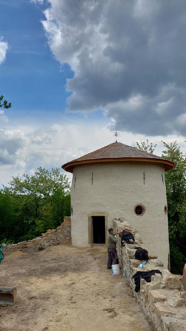 Baszta w Nowych Kicharach (gm. Dwikozy) w trakcie remontu