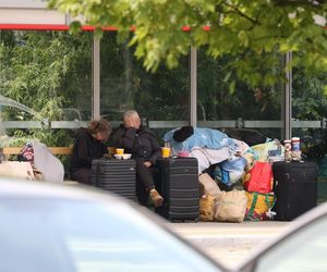 Ukrainki koczują na przystanku w Warszawie