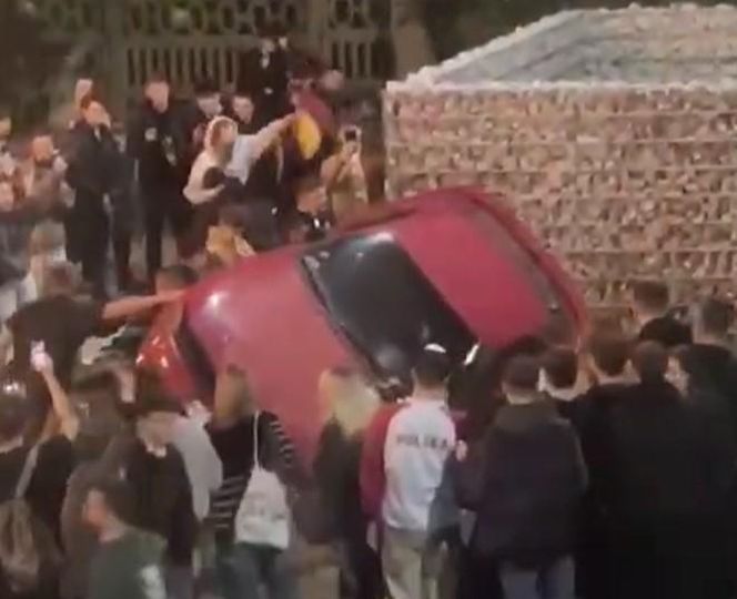 Zdewastowali auto na juwenaliach Politechniki Łódzkiej. Właścicielka szuka świadków