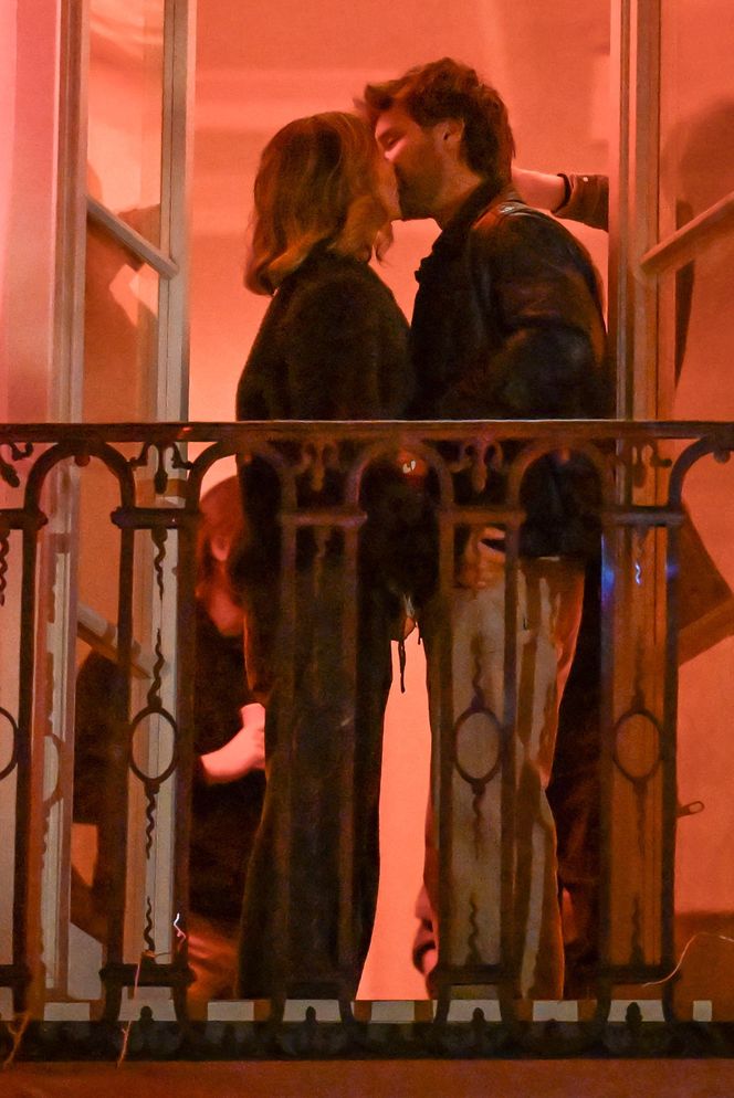 Maciej Musiał całował ukochaną na balkonie