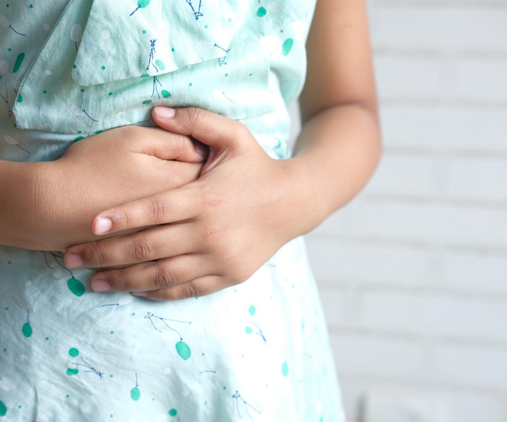 Dziewczynka trzyma się za brzuch