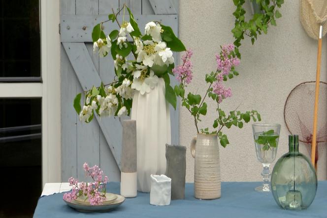 Kilka wazonów w letniej dekoracji stołu