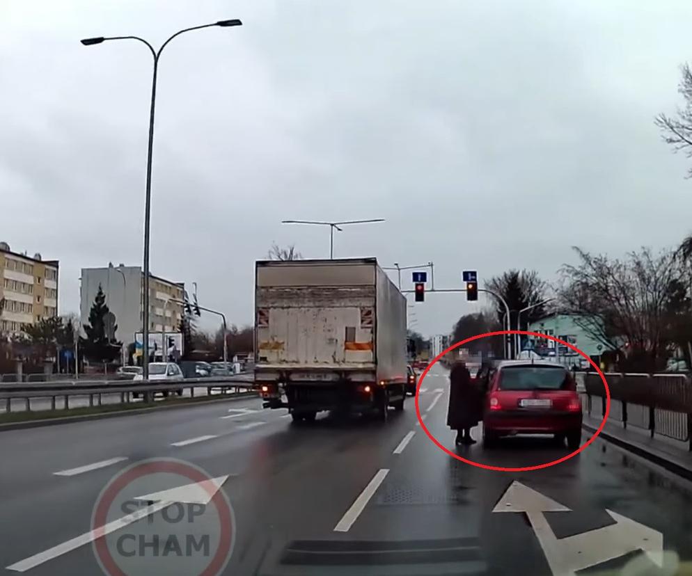 Starsza pani zatrzymała swoje auto na środku drogi w Lublinie
