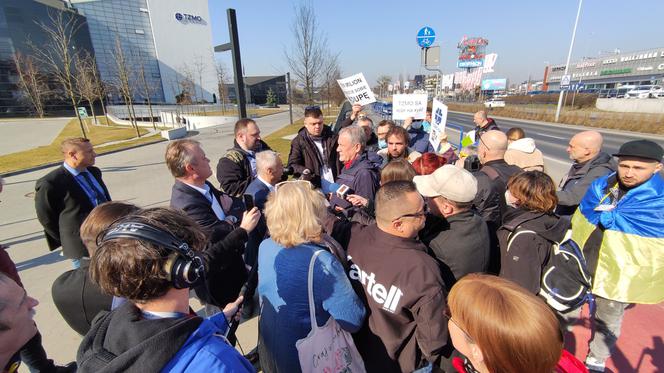 Protest pod siedzibą TZMO. Co dalej z Toruńskimi Zakładami Materiałów Opatrunkowych w Rosji?