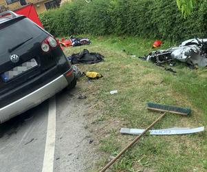 Makabryczny wypadek pod Brzeskiem. 29-letni motocyklista wbił się pod volkswagena. Nie żyje [ZDJĘCIA]