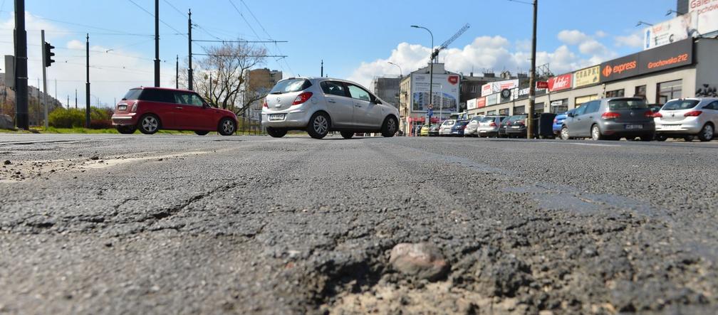 Wstyd! Takie dziurawe ulice w centrum Warszawy