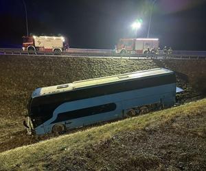 Autokar staranował barierki i spoczął w rowie. 65 pasażerów utknęło na autostradzie A4