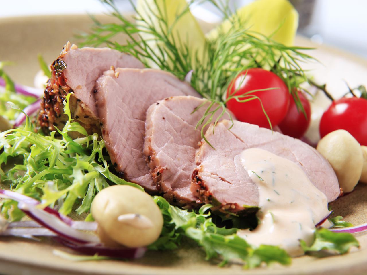 Polędwiczki wieprzowe duszone z bambusem i grzybami mun