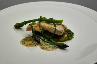 Turbot z zielonymi warzywami i sosem maślanym